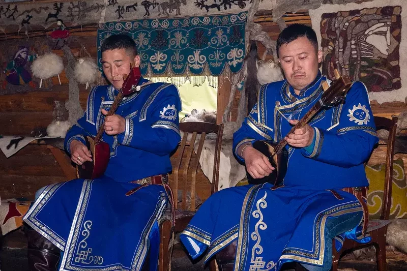 кайчи поют Near the glacier